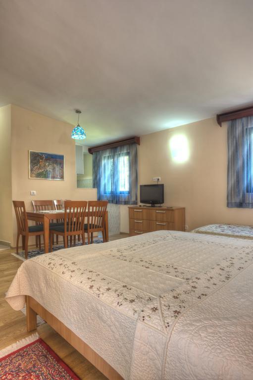 Villa Stevan Sveti Stefan Bilik gambar